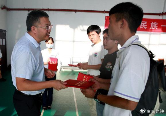 集團黨委副書記劉永鋒為獲獎選手頒獎