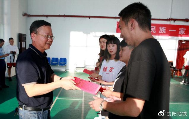 集團工會主席周昊為獲獎選手頒獎